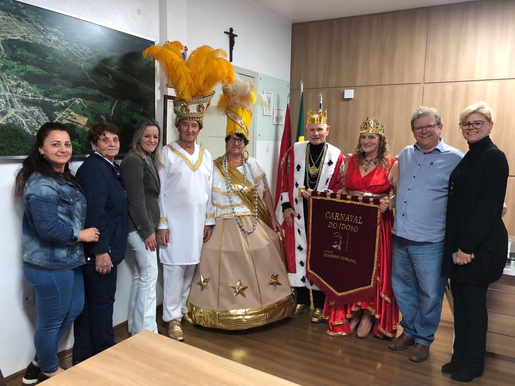 Corte do Carnaval de Inverno da Terceira Idade de Siderópolis visita Paço Municipal