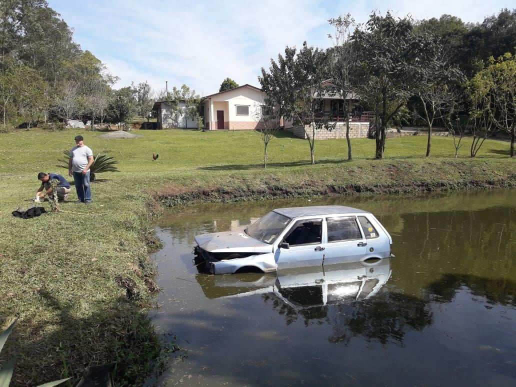 MOTORISTA PERDE CONTROLE DE VEÍCULO E CAI EM AÇUDE