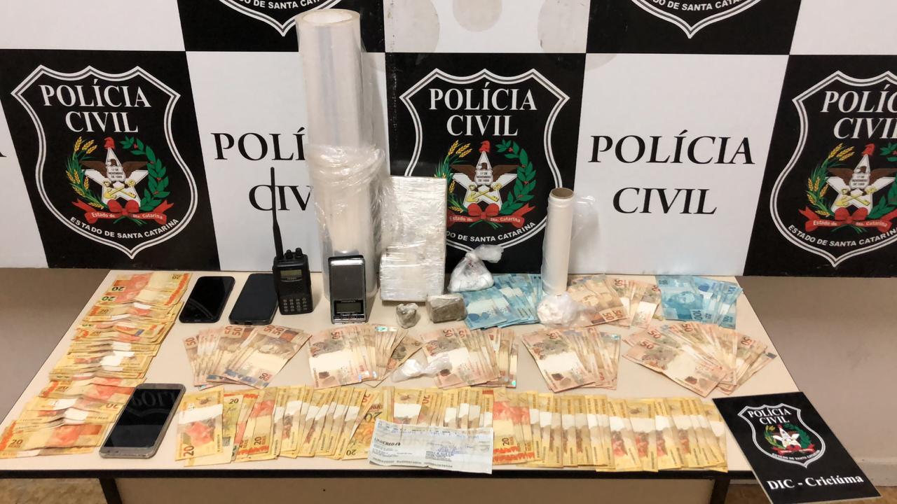 HOMEM  É PRESO  COM MAIS DE 1 KG DE COCAÍNA, DINHEIRO, RÁDIO E BALANÇA DE PRECISÃO NA M. DO MATO