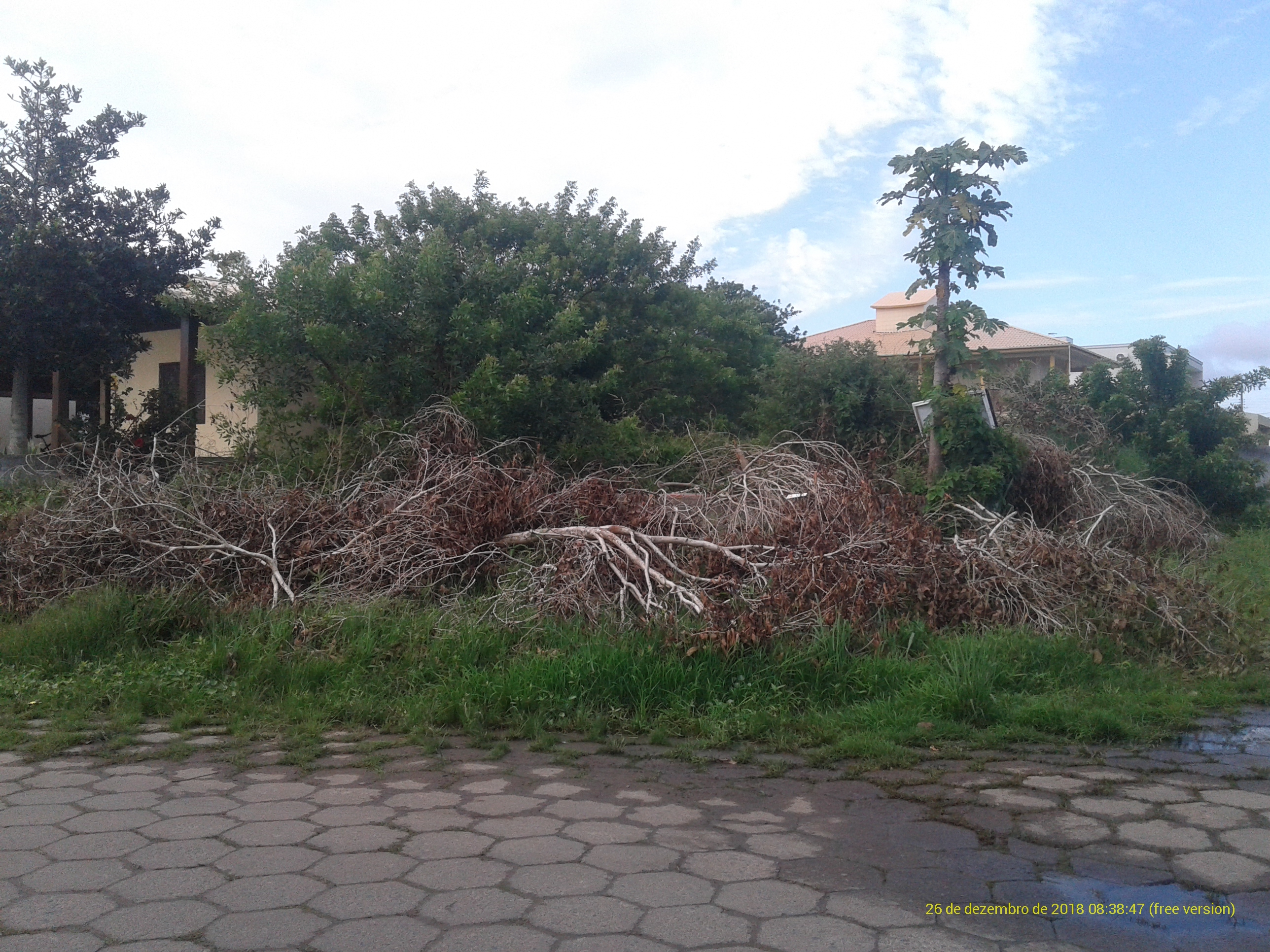 Proprietários de terrenos baldios são notificados em Balneário Rincão