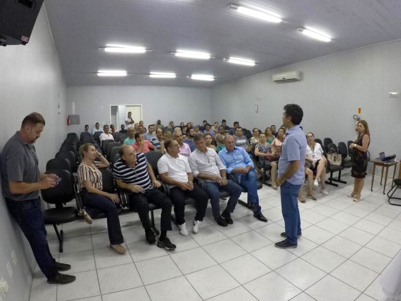 Salvaro apresenta a moradores obras de reforma da Escola Luiz Lazzarin no Rio Maina