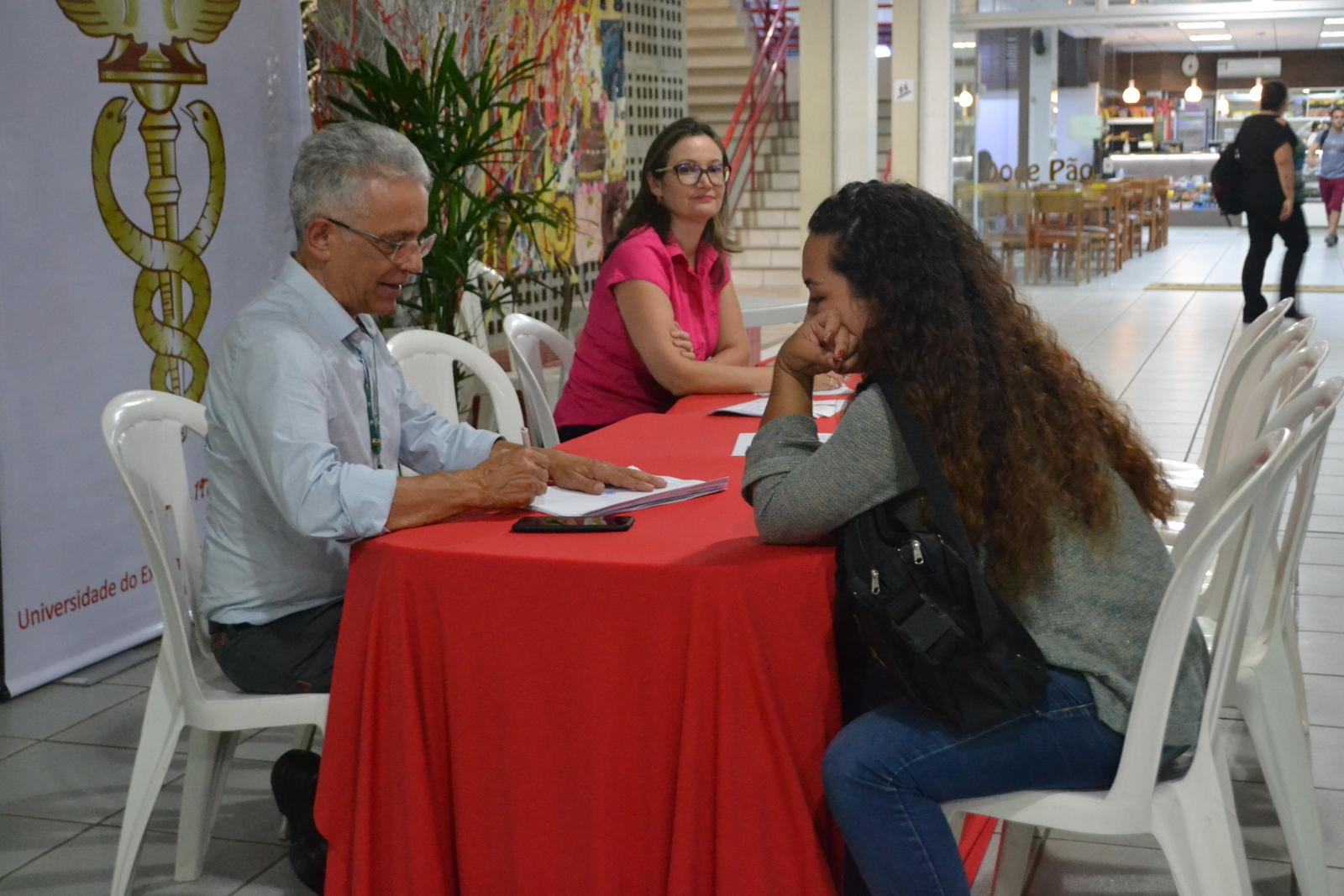 Estudantes da Unesc esclarecem dúvidas sobre o Imposto de Renda