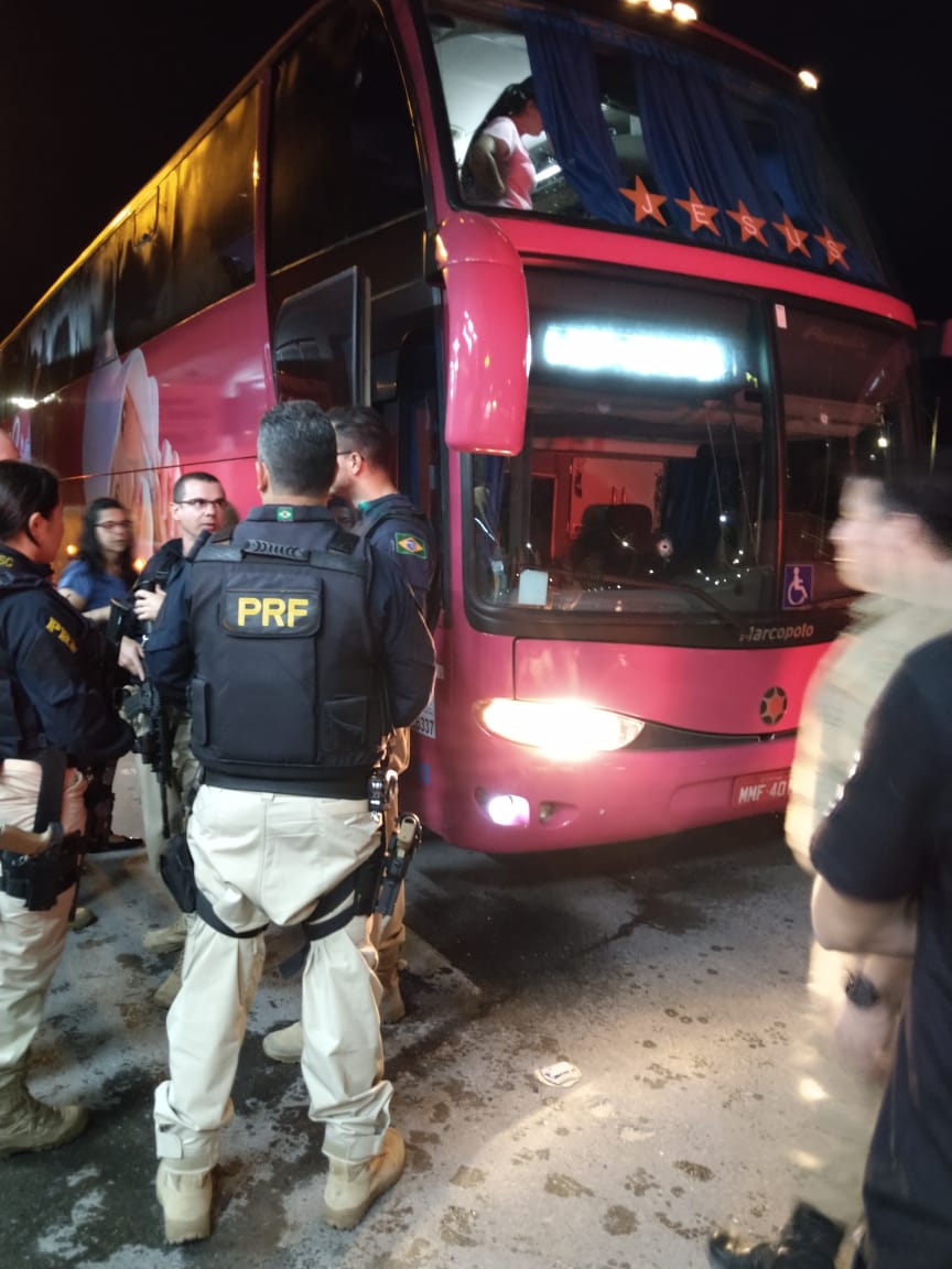 Ônibus de turismo de Criciúma é alvejado em assalto na BR-101