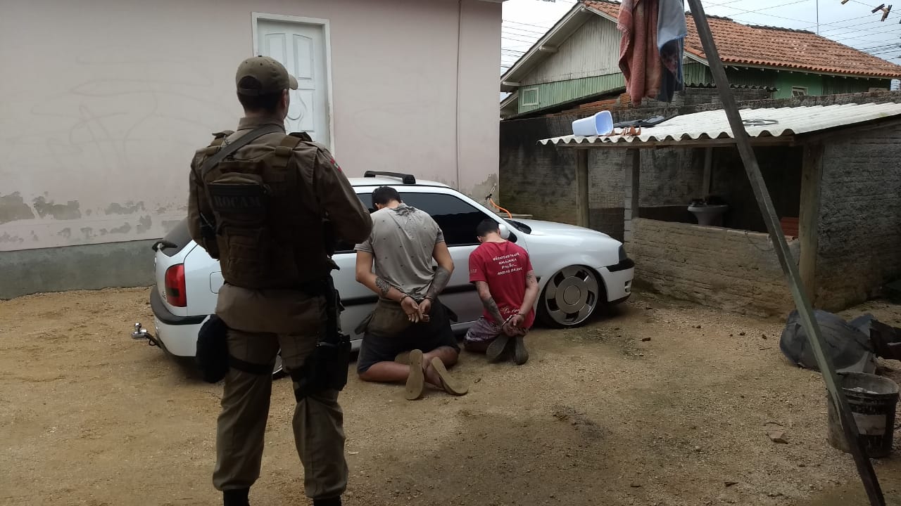 Polícia Militar prende trio desmanchando veículo na Santa Luzia
