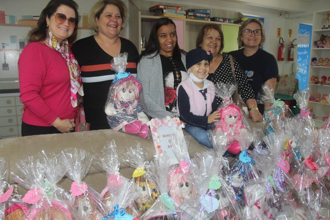 Clube de Mães da Afasc realiza entrega de bonecas para crianças da Casa Guido