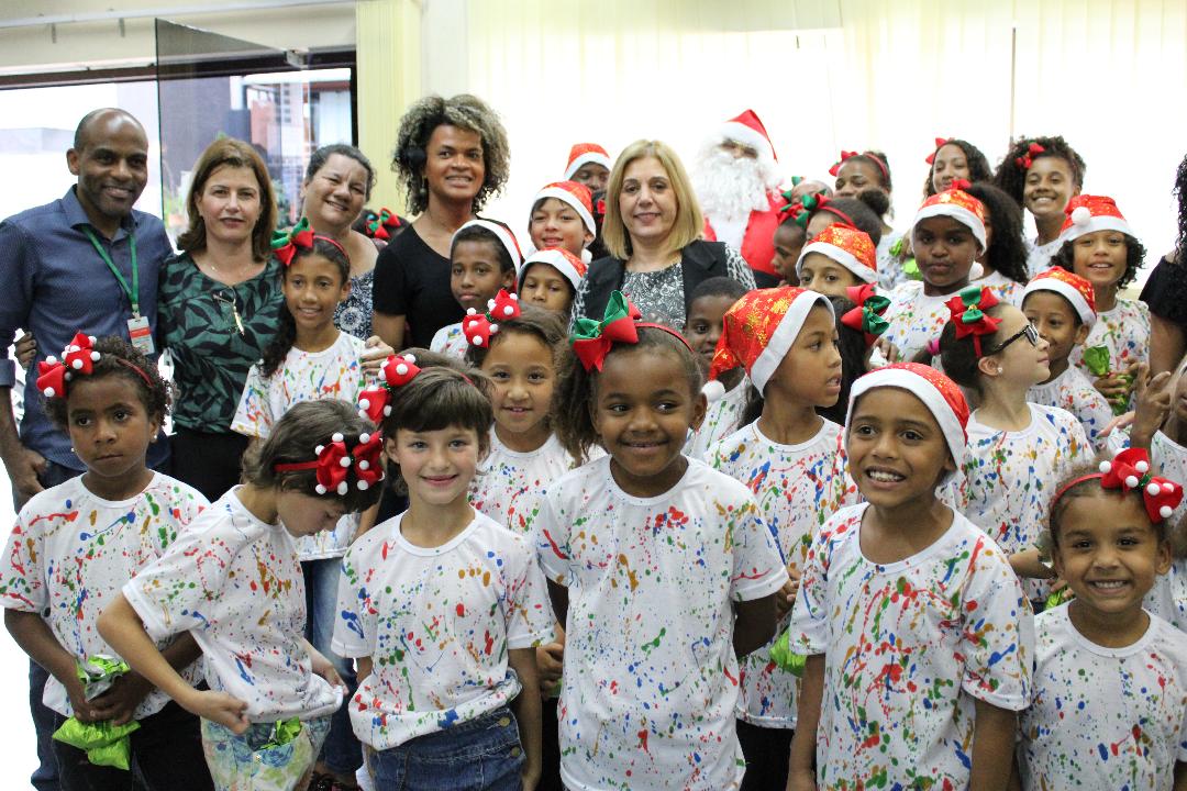 Coral da Santa Luzia faz a abertura Campanha papai Noel dos Correiros em Criciúma