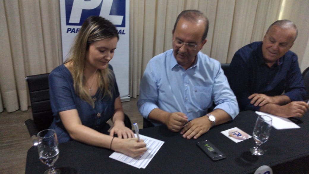 Júlia assina ficha no PL e Cosme Barreto poderá ser o vice nas eleições deste ano