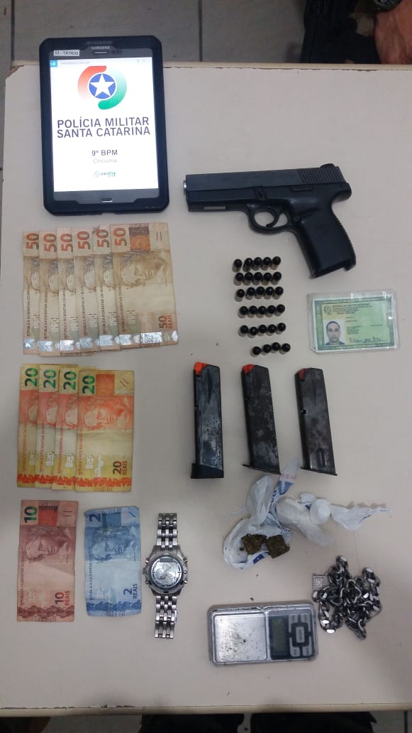 Polícia Militar aprende arma, droga e dinheiro