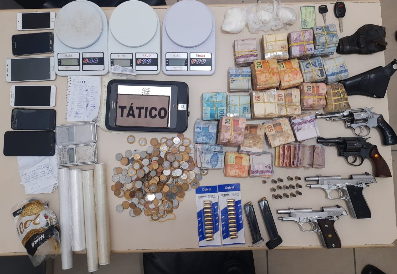 Polícia Militar apreende dupla com mais de R$ 66 mil, armas, drogas e munições em Criciúma