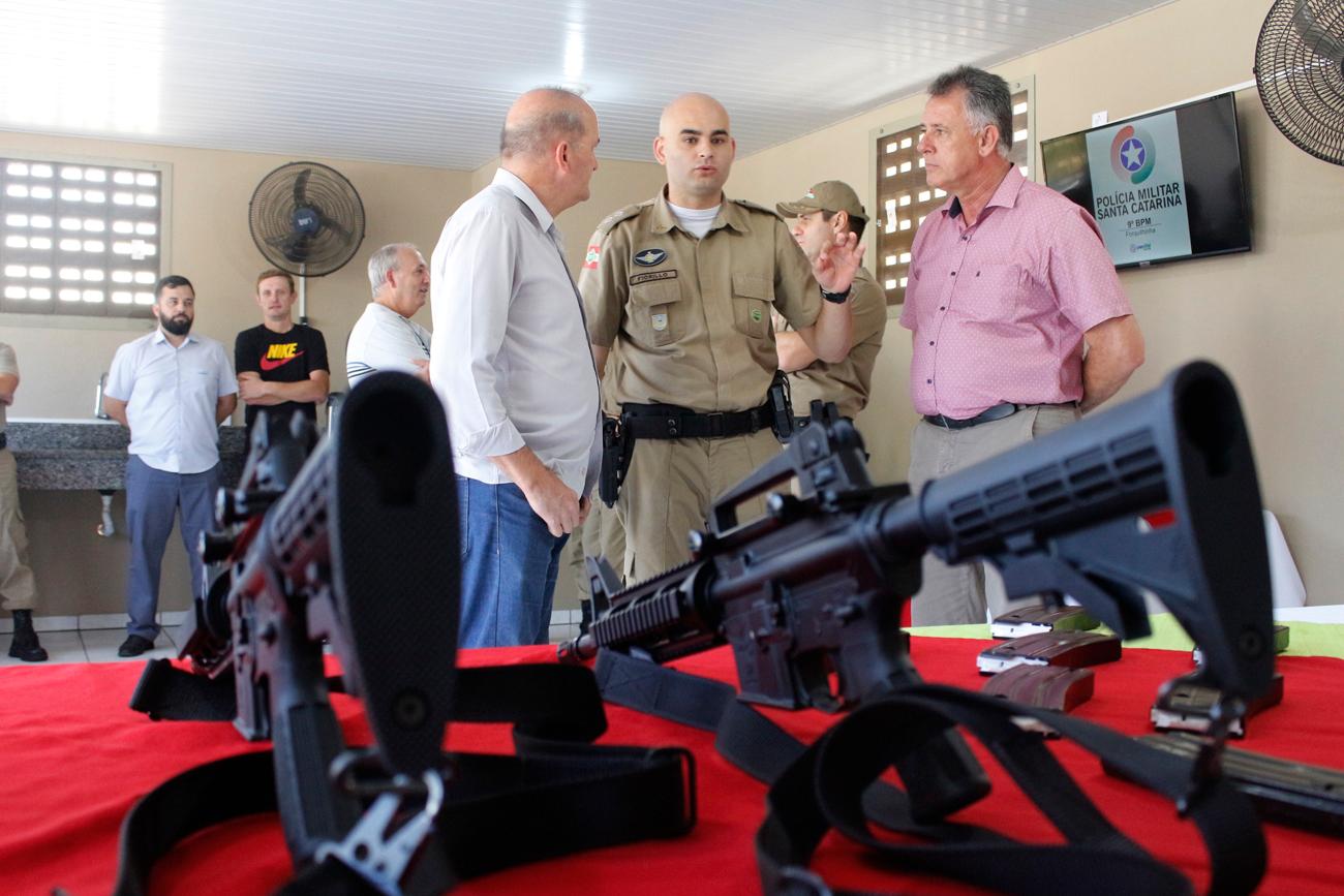 Polícia Militar de Forquilhinha recebe novo veículo, dois fuzis e equipamento eletrônico