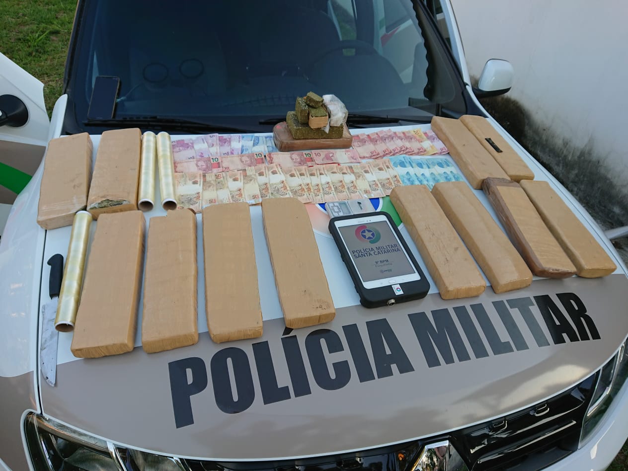 Dupla é presa pela Polícia Militar com 15kg de maconha e dinheiro em Forquilhinha