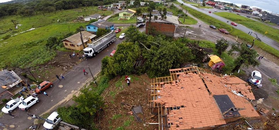 Corpo de Bombeiros acompanha situação no Estado e Mulher Morre com a queda de árvore