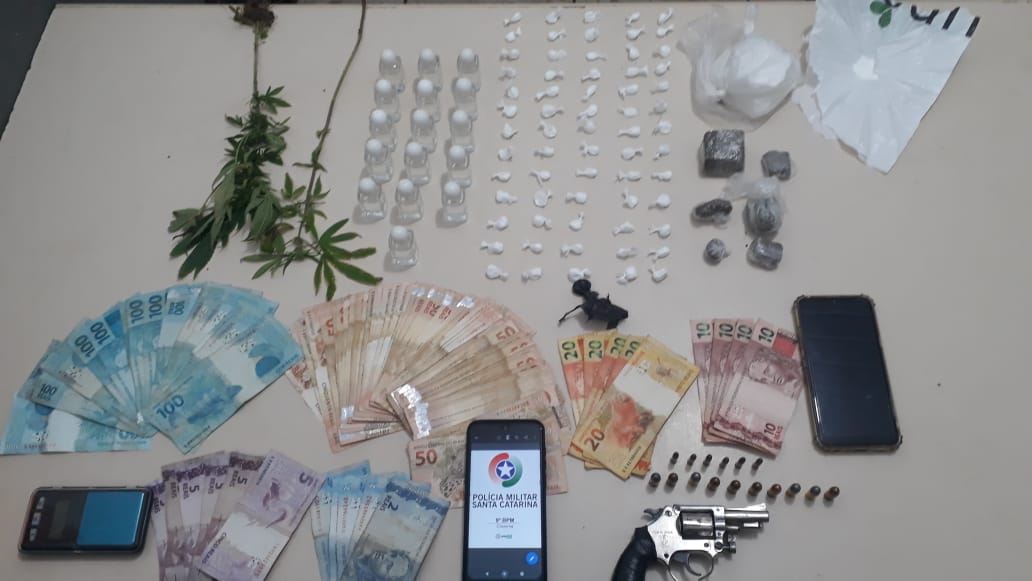 Polícia Militar prende homem com revolver, drogas e dinheiro em Criciúma