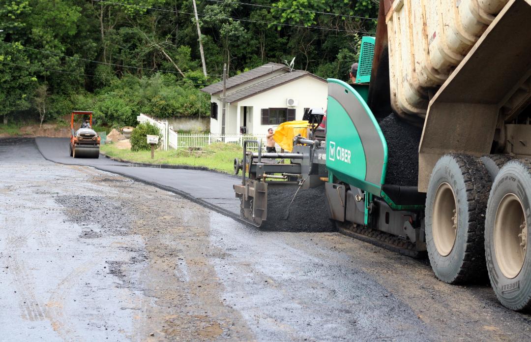 Prefeitura pavimenta ruas no Bairro Pinheirinho