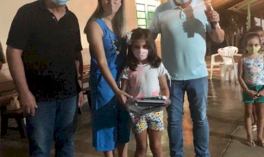 Alunos da Rede Municipal de Forquilhinha recebem kit de material e uniforme escolar