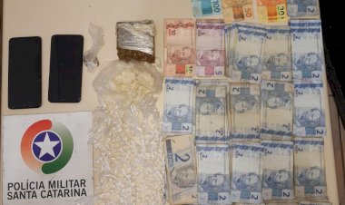 Traficante e uma menor são presos por tráfico de drogas em Criciúma