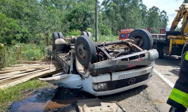 Motorista de caminhão morre após capotamento