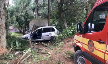 Mulher perde controle de veículo e colide em residência