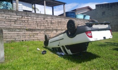 Carro capota após cair de rampa de 5 metros