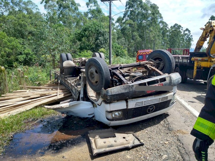 Motorista de caminhão morre após capotamento