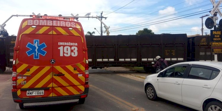 Adolescente de 13 colide em  trem quando andava de bicicleta