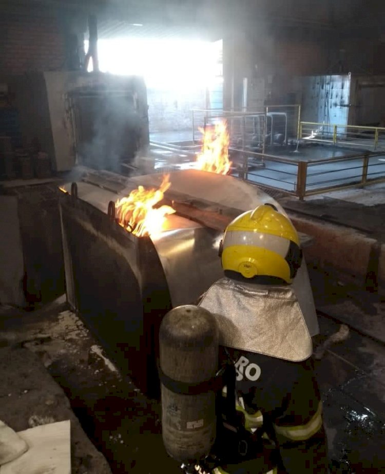 Tanque pega fogo em empresa no Pinherinho