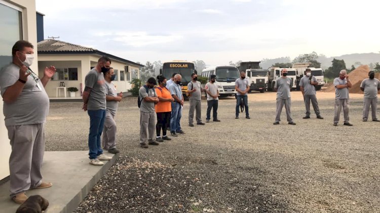 Trabalhadores de Cocal do Sul fazem oração pelas vítimas do Covid-19