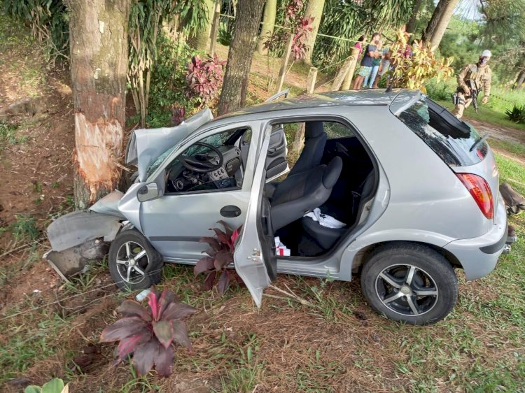 Mulher perde controle do veículo e bate em árvore