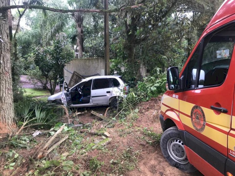 Mulher perde controle de veículo e colide em residência