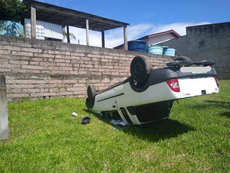 Carro capota após cair de rampa de 5 metros