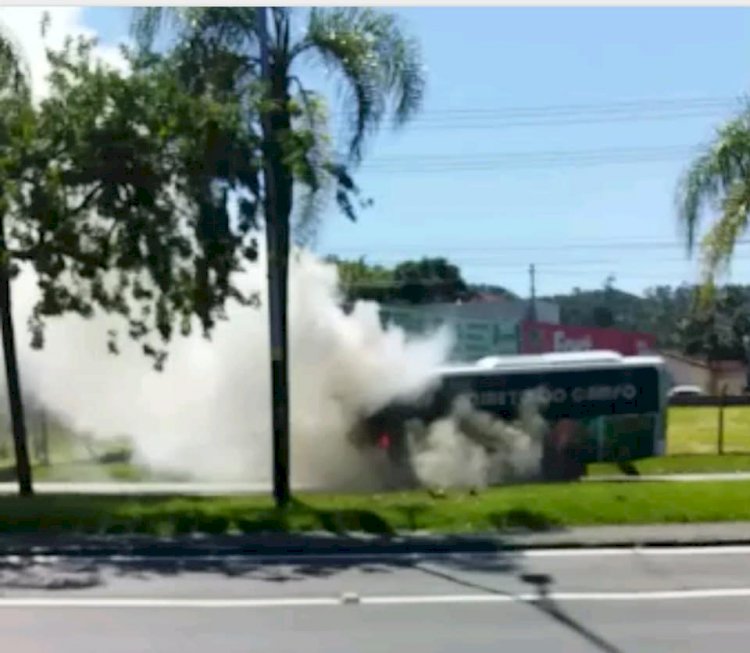 Ônibus pega fogo na Centenário