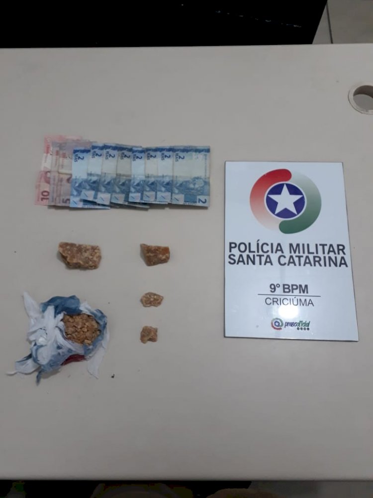 POLÍCIA MILITAR PRENDE MULHERES COM DROGAS EM BAIRRO DE CRICIÚMA