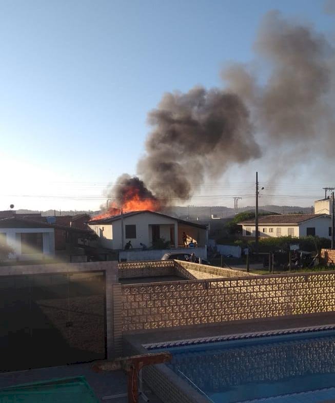 CASA PEGA FOGO NO RINCÃO