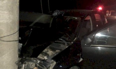 MOTORISTA PERDE CONTROLE DO VEÍCULO E COLIDE EM POSTE