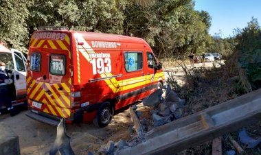 COLISÃO EM POSTE CAUSA MORTE DE UMA PESSOA