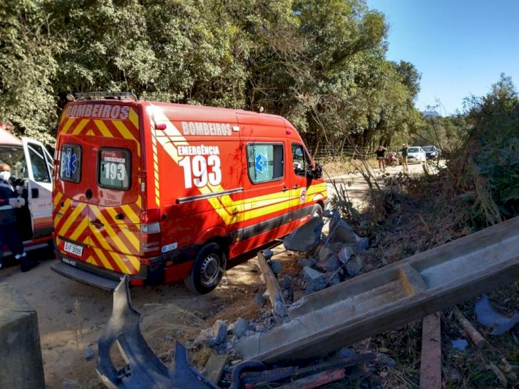 COLISÃO EM POSTE CAUSA MORTE DE UMA PESSOA