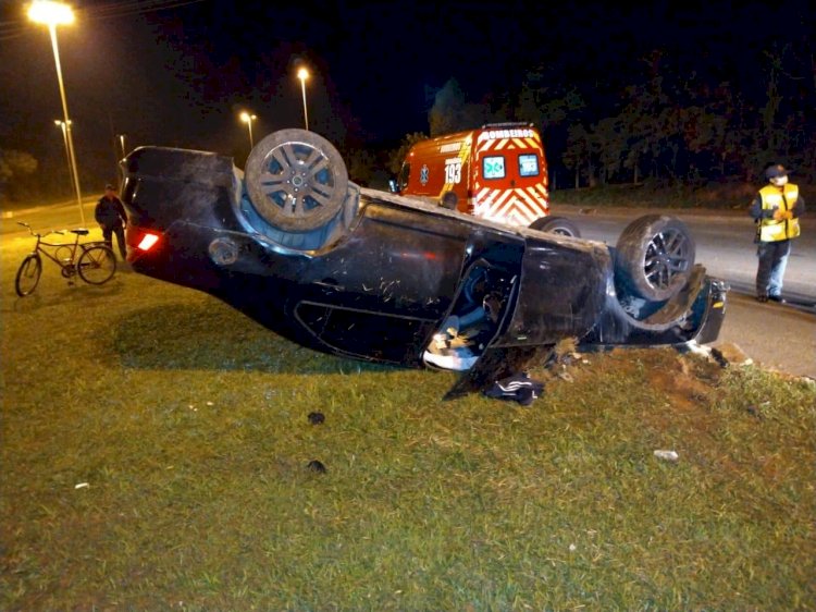 Motorista abandona veículo  após capotar em Criciúma