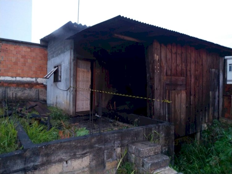 Bombeiros apagam incêndio em casa abandonada em Criciúma