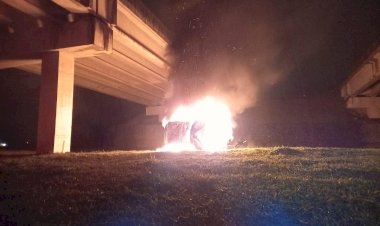 Veículo pega fogo após cair de viaduto
