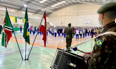 Alunos das escolas municipais cantam o Hino Nacional com a banda do 28º GAC