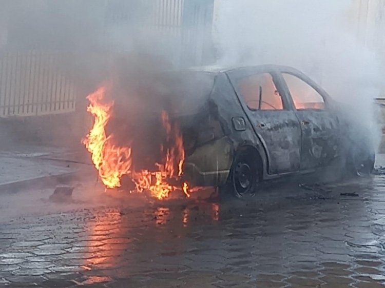 Carro com GNV pega fogo