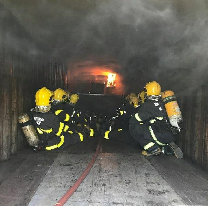 Incêndio Estrutural: Bombeiros Militares e Comunitários participam de treinamento