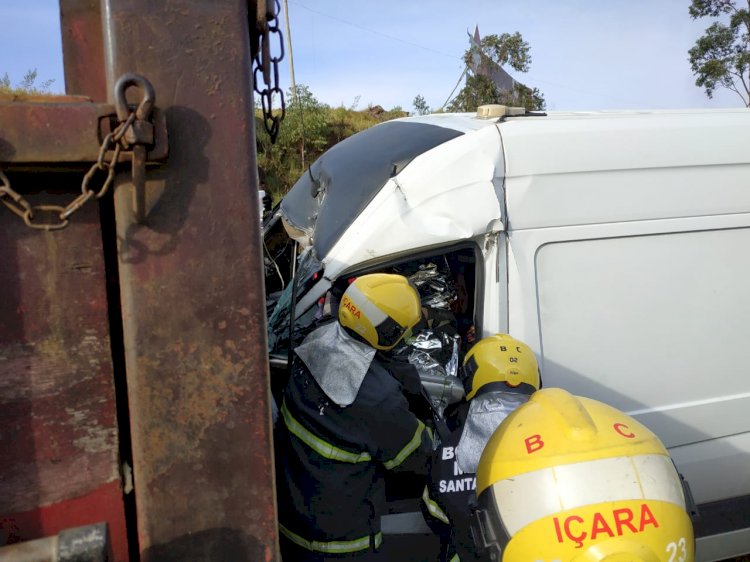 Bombeiros atendem Acidente na BR 101 Envolvendo Caminhão e Veículo