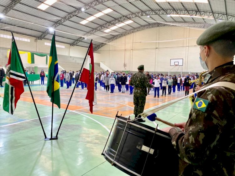 Alunos das escolas municipais cantam o Hino Nacional com a banda do 28º GAC