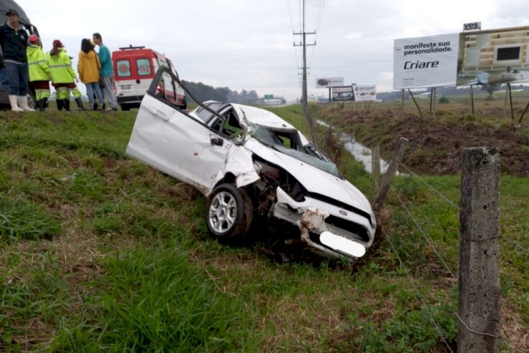 Motorista perde controle e capota caminhonete