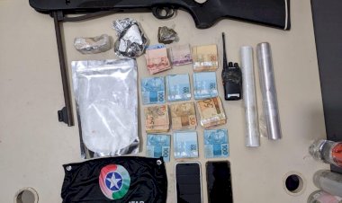 Após fugir da PM homem deixa mulher com o filho e drogas dentro de veiculo