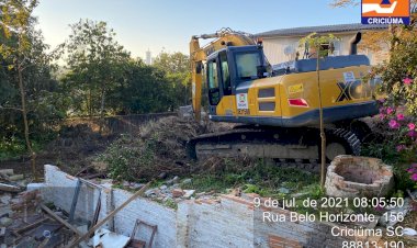 Casa é derrubada em área invadida e de preservação permanente em Criciúma
