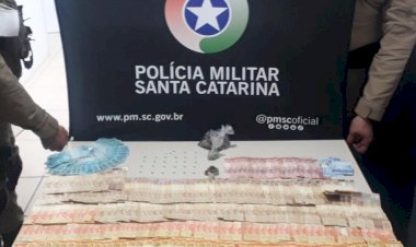 Polícia Militar aprende duas pessoas com dinheiro  Ecstasy e drogas