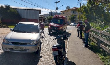 Bombeiros atendem acidente envolvendo veiculo e motocicleta