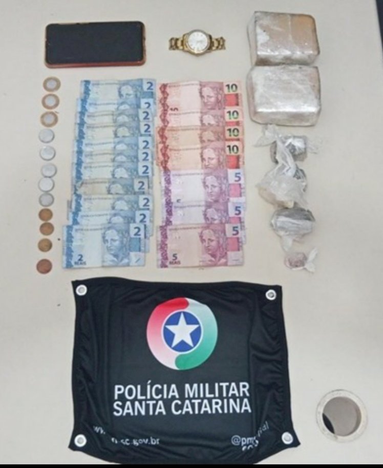 Polícia Militar prende mulher em liberdade condicional por tráfico de drogas